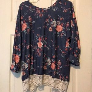 Flowery Tunic Top w Lacy Hem and Back